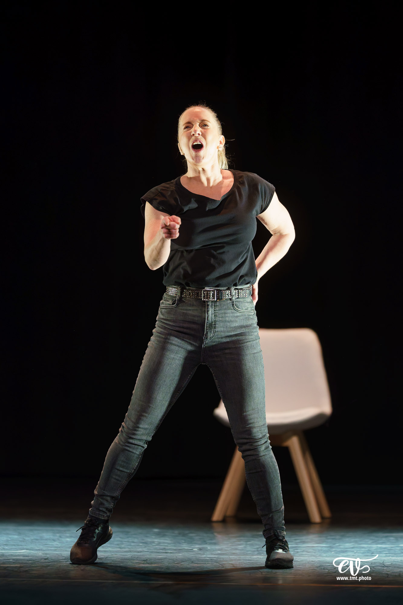 LES CHATOUILLES OU LA DANSE DE LA COLÈRE (ANDRÉA BESCOND)